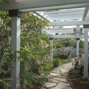 Mittelgroßer Stilmix Garten hinter dem Haus mit Natursteinplatten in San Diego