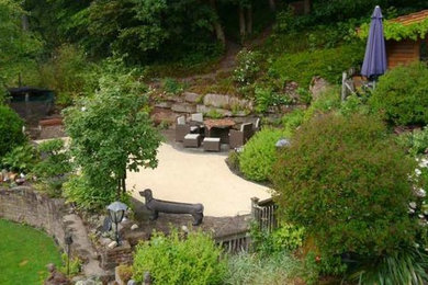 На фото: большой летний участок и сад на склоне с садовой дорожкой или калиткой и полуденной тенью с