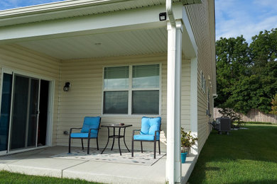 Idées déco pour un petit porche d'entrée de maison arrière moderne avec une moustiquaire.