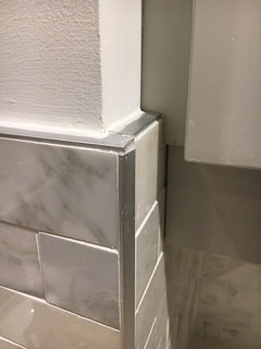 How to cut a finishing profile for straight edge tiles at 45 degrees? 
