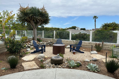 Example of a trendy front yard gravel patio design in Los Angeles