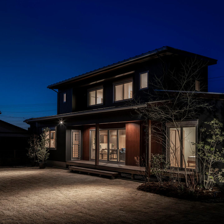 黒い和モダンなおしゃれな家の外観の画像 75選 - 2026 年 7月 | Houzz (ハウズ)