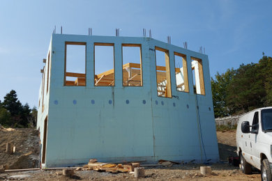 Imagen de fachada azul de estilo americano de tamaño medio de dos plantas con revestimiento de madera