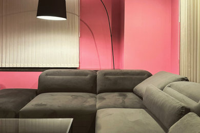 Diseño de cine en casa abierto contemporáneo pequeño con paredes rosas