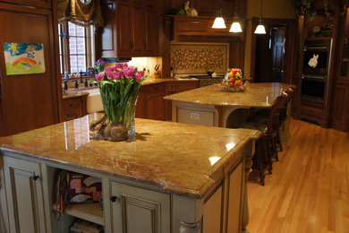 Elegant kitchen photo in Milwaukee