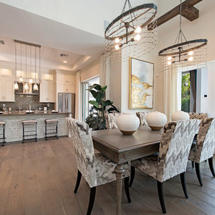 マイアミのトランジショナルスタイルのLDKの画像 (ベージュの壁、無垢フローリング)