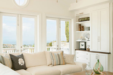 Example of a classic living room design in Orange County