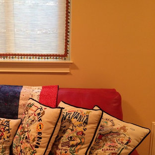 Idee per una grande cameretta per bambini da 4 a 10 anni chic con pareti gialle e moquette