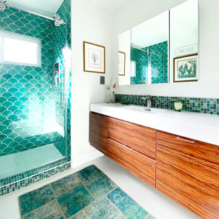 Badezimmer mit integriertem Waschbecken und schwebendem Waschtisch