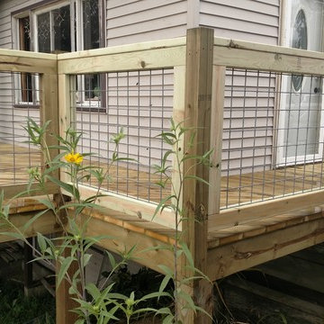 Deck with hog fence railing