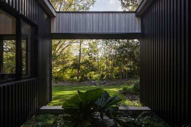 Exemple d'une façade de maison tendance.