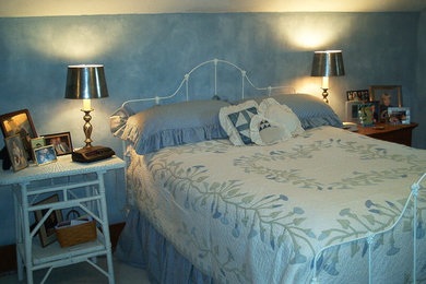 Example of a classic bedroom design in Milwaukee
