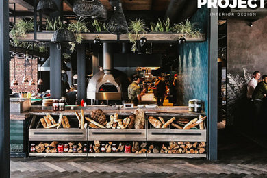 Imagen de comedor de cocina bohemio extra grande sin chimenea con paredes multicolor, suelo de madera oscura y suelo marrón