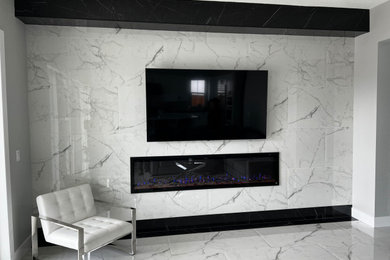 サンフランシスコにある高級な広いコンテンポラリースタイルのおしゃれなLDK (マルチカラーの壁、磁器タイルの床、タイルの暖炉まわり、壁掛け型テレビ、白い床) の写真