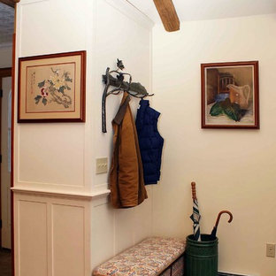 Immagine di un piccolo soggiorno stile rurale aperto con pareti bianche, pavimento in legno massello medio, camino ad angolo e cornice del camino in metallo