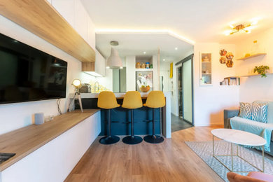 Cette photo montre une petite salle de séjour tendance avec parquet clair, un sol beige et un plafond décaissé.