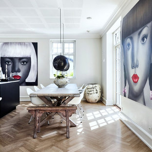 他の地域の広いエクレクティックスタイルのLDKの画像 (白い壁、無垢フローリング、暖炉なし、ベージュの床)