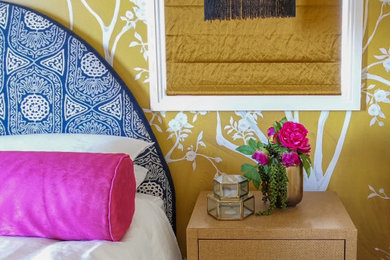 シドニーにある中くらいなアジアンスタイルのおしゃれな主寝室 (黄色い壁、カーペット敷き、グレーの床、壁紙)