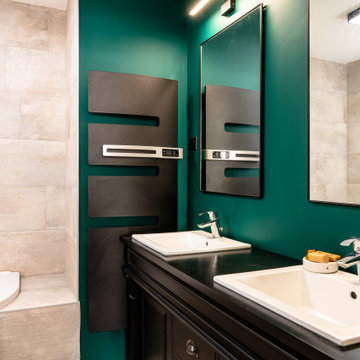 Salle de bains aux notes naturelles, mobilier & accessoires noirs sur fond vert