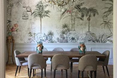 Idee per una sala da pranzo aperta verso il soggiorno tradizionale con pareti grigie, parquet chiaro e carta da parati