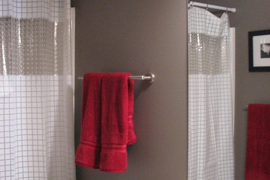 Modelo de cuarto de baño principal tradicional con armarios con paneles con relieve, puertas de armario de madera en tonos medios, baldosas y/o azulejos beige y suelo de baldosas de porcelana