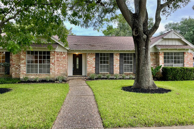 Elegant exterior home photo in Houston