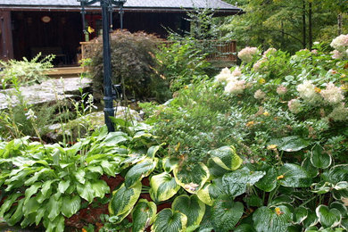 Inspiration for a traditional landscaping in Toronto.