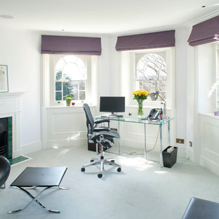 Inspiration för moderna arbetsrum, med vita väggar, en standard öppen spis, en spiselkrans i trä och ett fristående skrivbord