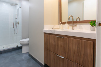 Example of a minimalist bathroom design in San Francisco