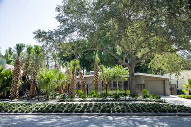 Inspiration for a mid-century modern landscaping in Portland.