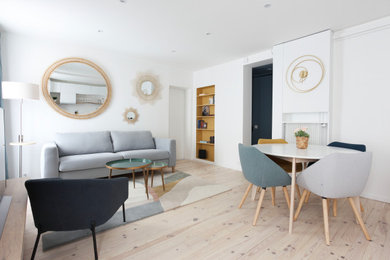 Modernes Wohnzimmer mit hellem Holzboden in Paris