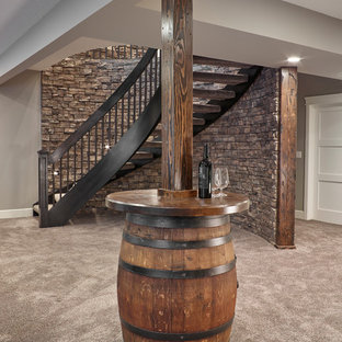 Modelo de sótano en el subsuelo minimalista, de tamaño medio, sin chimenea, con paredes beige y moqueta