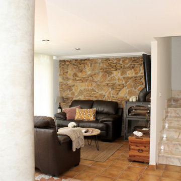 Salón con pared de piedra natural | CASA ROBLE