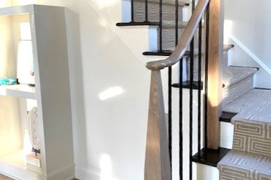 Imagen de escalera recta contemporánea grande con escalones de madera, contrahuellas de madera y barandilla de varios materiales
