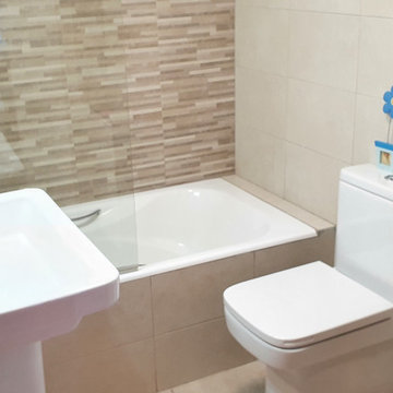 Baño infantil organizado y alegre
