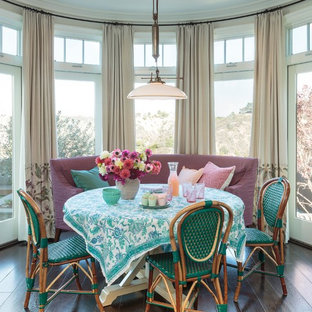 На фото: большие гостиные-столовые в морском стиле с темным паркетным полом и бежевыми стенами