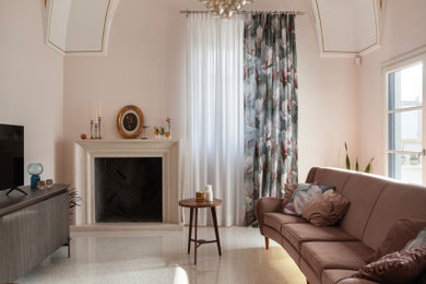 Diseño de salón abovedado contemporáneo con paredes beige, todas las chimeneas, marco de chimenea de piedra y suelo multicolor