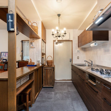 長年使用してきたキッチンを入れ替えました。目線の高さに設置したコンパクトな吊戸棚は使いやすく作業もはかどります