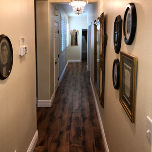 Inredning av en klassisk hall, med beige väggar, laminatgolv och brunt golv