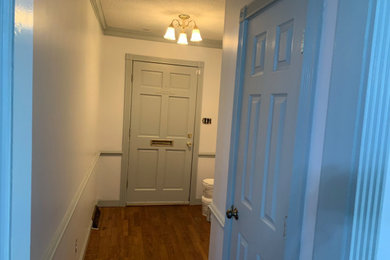 シャーロットにある高級な小さなシャビーシック調のおしゃれな玄関ロビー (白い壁、グレーのドア) の写真