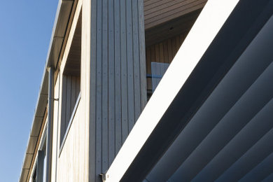 Mittelgroßes, Zweistöckiges Modernes Haus mit brauner Fassadenfarbe in Auckland