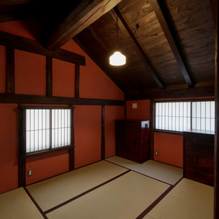 Ispirazione per una camera matrimoniale etnica con pareti rosse, pavimento in tatami e nessun camino