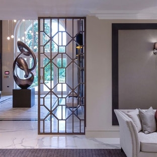 バークシャーのモダンスタイルのおしゃれな玄関の写真