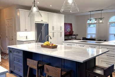 Kitchen - transitional kitchen idea in Raleigh