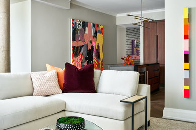 Foto di un soggiorno moderno di medie dimensioni e aperto con pareti grigie e pavimento in legno massello medio