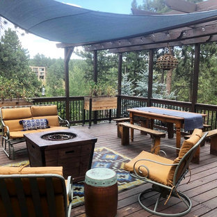 デンバーの中サイズのエクレクティックスタイルのおしゃれな横庭のデッキ (オーニング・日よけ、ファイヤーピット) の写真