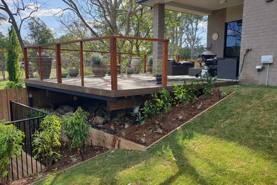 Design ideas for a small traditional backyard deck in Brisbane with no cover.