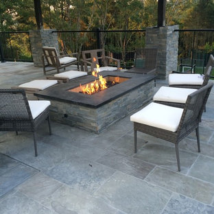 Großer, Überdachter Moderner Patio hinter dem Haus mit Feuerstelle und Stempelbeton in Orange County