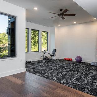他の地域の中サイズのラスティックスタイルのおしゃれな多目的ジム (白い壁、カーペット敷き、黒い床) の写真