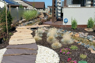 Photo of a traditional landscaping in Denver.
